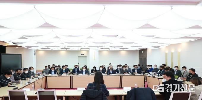 주광덕 남양주시장이 취임이후 '시민시장시대'를 천명하며 벌여왔던 올해의 소통 행보를 마감하는 다산신도시총연합회와의 현안 간담회가 18일 시청 여유당에서 열렸다. 주시장은 올해 소통을 마감하고 내년에 다양한 소통을 계속하기로 했다.(사진=남양주시 제공)