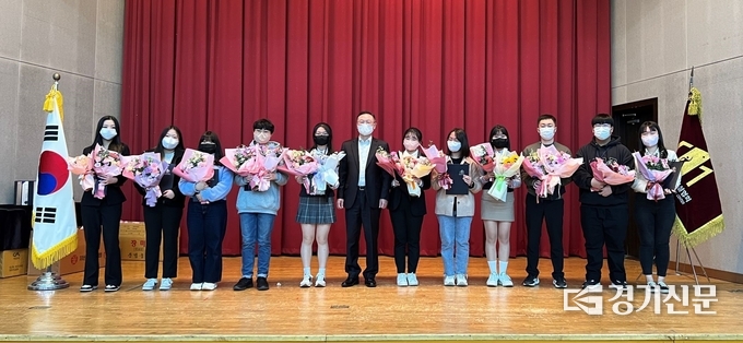 포천시 청소년운영위원회 ‘비상구’와 ‘포커스’가 ‘우수 청소년운영위원회’로 선정되었다. (사진=포천시 제공)