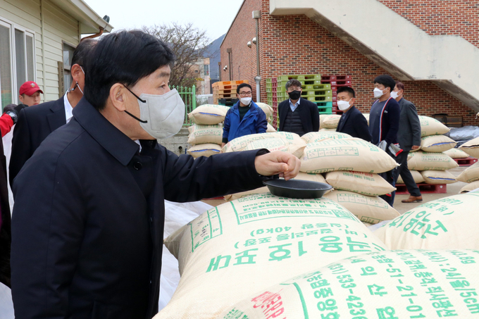 문경복 옹진군수가&nbsp;공공비축미곡 건조벼 매입현장에 방문했다. ( 사진 = 옹진군 제공 )
