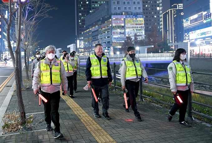 김경일 파주시장(우측으로 부터 3번째)이 방범활동에 동참하고 있다.(사진=파주시 제공)