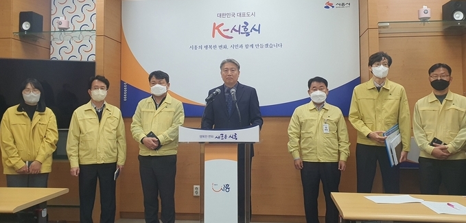 정용복 도시주택국장은 22일 언론브리핑을 통해 시흥시 도시재생사업은 행정 중심의 물리적인 환경 정비를 넘어 주민과 행정, 전문가가 함께 지역의 종합적인 기능을 개선하는 방향으로 추진한다고 강조하며 3대 도시재생뉴딜사업 추진 현황을 발표했다.(사진=김원규 기자)