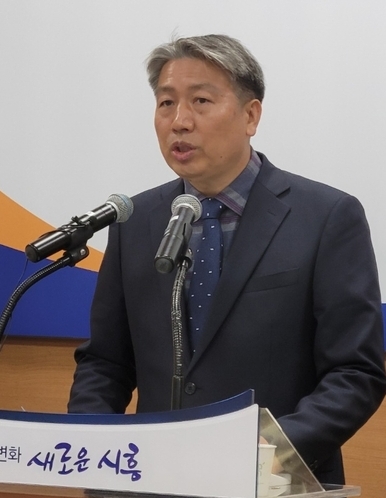 정용복 도시주택국장은 22일 언론브리핑을 통해 시흥시 도시재생사업은 행정 중심의 물리적인 환경 정비를 넘어 주민과 행정, 전문가가 함께 지역의 종합적인 기능을 개선하는 방향으로 추진한다고 강조하며 3대 도시재생뉴딜사업 추진 현황을 발표했다.(사진=김원규 기자)