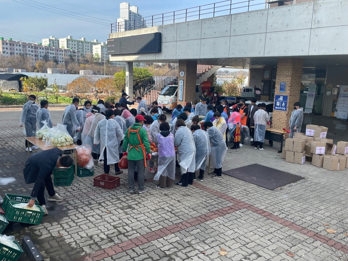 시흥시 매화동은 지난 19일 겨울을 앞두고 관내 취약계층을 위한 “이웃愛 발견, 2022 마을아 김장을 부탁해” 김장김치 나눔 행사를 동 행정복지센터에서 열었다.(사진=시흥시 제공)