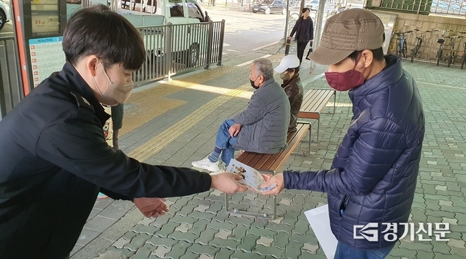 구리소방소는 18일 재난과 화재 대비 안전캠페인을 벌였다. 구리역 앞에서 소방서 관계자가 시민을 대상으로 홍보물을 전달하고 있다. (사진=구리소방서 제공) 