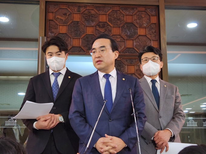 박홍근 더불어민주당 원내대표는 22일 오후 의원총회를 마친 뒤 기자들에게 관련 내용을 설명하고 있다. (사진=김한별 기자)