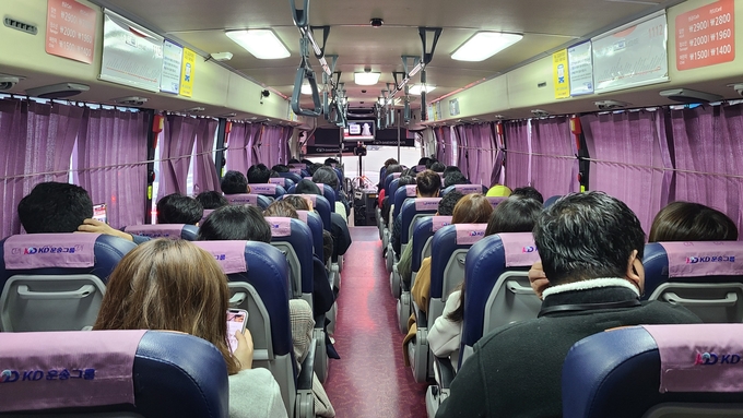 22일 오전 7시 40분 한 경기 광역버스. 만차가 되자 기사는 더 이상 승객을 태우지 않았고, 이후 정류장들은 정차하지 않고 지나갔다. (사진=유연석 기자)