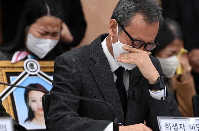  ‘10·29 참사’ 유족들이 22일 오전 기자회견에서 발언 중 눈물을 흘리고 있다. (사진=연합뉴스 제공)