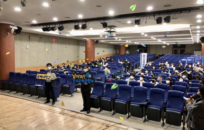  지난 21일 국제대학교 항공정비기술학과생들이 경기국제공항 유치 기원 퍼포먼스를 펼쳤다. (사진=경기국제공항 화성유치위원회 제공)