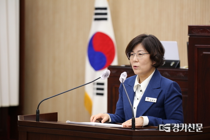 제209회 안성시의회 제2차 정례회 본회의에서 2023년도 안성시정 운영방향과 예산안에 대해 연설 하는 김보라 시장(사진=안성시 제공)