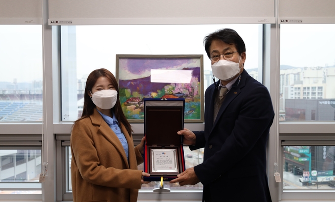 지난 22일 한국건강관리협회 경기지부에서 진행된 '메디체크 언론인'상 표창 전달. (사진=한국건강관리협회 경기지부 제공)