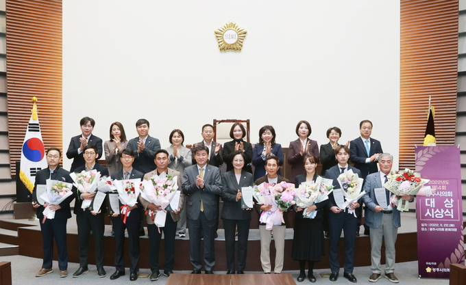방세환시장,주임록의장, 시의원 등 참석내빈들이 지난 22일 의회 본회의장에서 8개부문별 수상자들과 함께 기념촬영을 하고 있다. (사진=광주시 의회 제공)