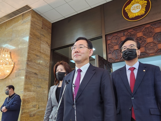23일 주호영 국민의힘 원내대표가 의원총회를 마치고 기자들과 만나 의총 결과를 발표하고 있다. (사진=김한별 기자)