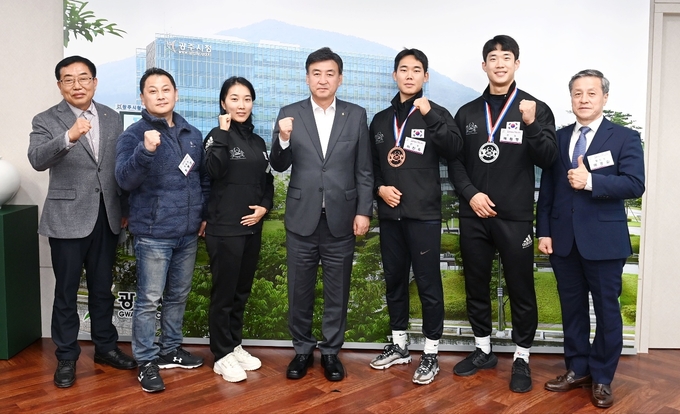 022 IFBB 세계피트니스여자선수권 및 남자월드컵 대회’에서 광주시 보디빌딩협회 소속 5명이 국가대표 선수로 출전해 우수한 성적으로 광주시를 빛낸 선수들에게 방세환시장과 소승호 체육회장,정병선감독이 선수들과 함께 화이팅을 외치고 있다. (사진=광주시 제공)