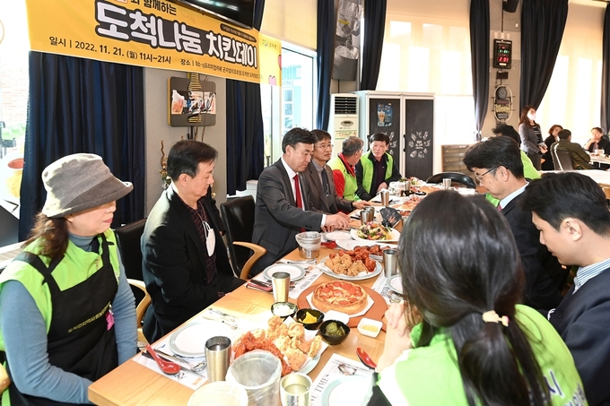 도척면 지역사회보장협의체, bb·q와 함께하는 도척 나눔 치킨데이에서 방세환시장등 박지용 bb·q운영본부장, 박상영 시의원 등이 함께 시식을 하고 있다. (사진=광주시 제공)