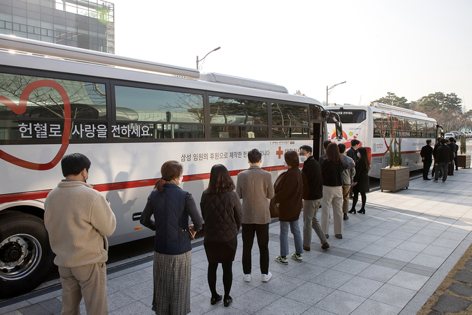 삼성 임직원들이 수원 삼성디지털시티에서 삼성 임원 기부로 제작된 신형 헌혈버스에 올라 헌혈에 참여하고 있는 모습. (사진=삼성전자 제공)