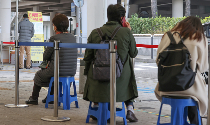  23일 오전 시민들이 서울 마포구 보건소에 마련된 코로나19 선별진료소에서 검사 차례를 기다리고 있다. (사진=연합뉴스)
