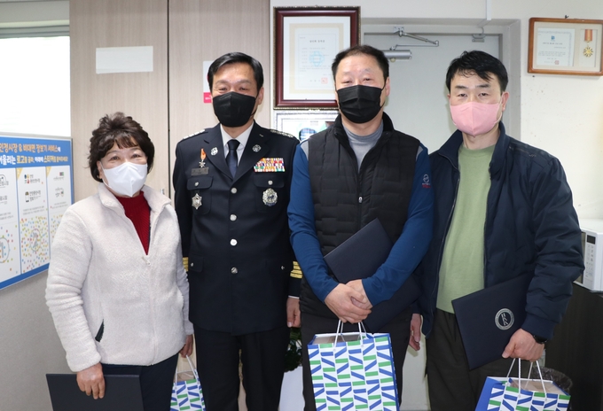 김인겸 안양소방서장(왼쪽 두번째)이 유공자에게 표창장을 수여하고 기념사진을 찍고 있다.(사진=안양소방서 제공)