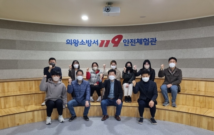 김경관 안양과천교육장(앞줄 오른쪽 두번째)과 담당 공무원들이 재난체험을 마치고 기념사진을 찍고 있다.(사진=안양과천교육지원청 제공)