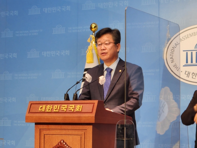 안호영 더불어민주당 수석대변인이 23일 오후 국회 소통관에서 브리핑을 열고 발언하고 있다. (사진=김한별 기자)