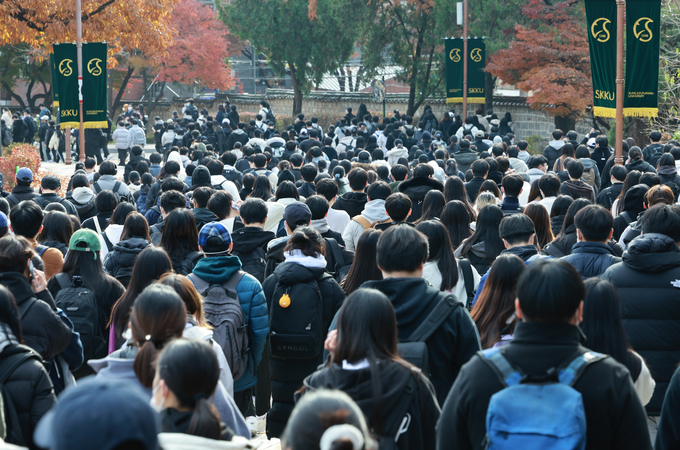  19일 서울 종로구 성균관대학교 인문사회캠퍼스에서 2023학년도 대입 수시전형 논술시험에 응시한 수험생들이 퇴실하고 있다. (사진=연합뉴스)