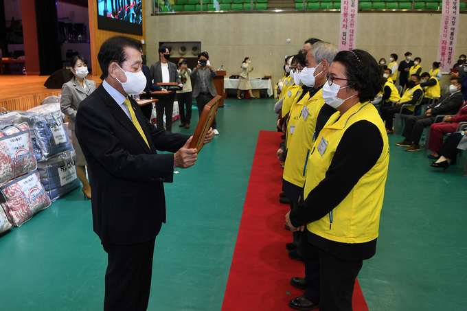 23일 열린 ‘제17회 강화군 자원봉사자의 날’ 기념행사에서 유천호 강화군수가 지역발전과 자원봉사 활성화에 앞장서 자원봉사자들에게 표창을 수여하고 있다. ( 사진 = 강화군 제공 )
