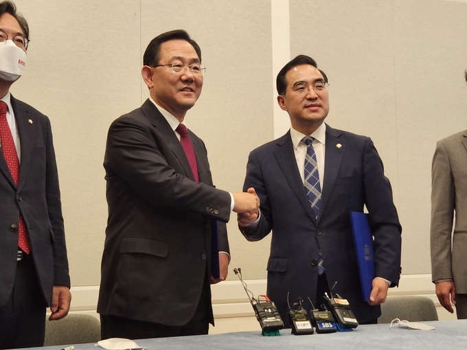 주호영 국민의힘·박홍근 더불어민주당 원내대표는 23일 오후 국회에서 기자회견을 열고 ‘10·29참사 국정조사 합의문’을 발표했다. (사진=김한별 기자)