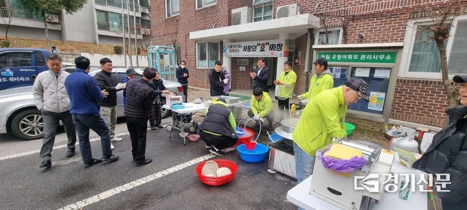 포천시 소흘읍청년회에서 우정아파트 경로당에서 ‘사랑의 효 짜장 나눔’ 행사를 진행했다. (사진=포천시 제공)
