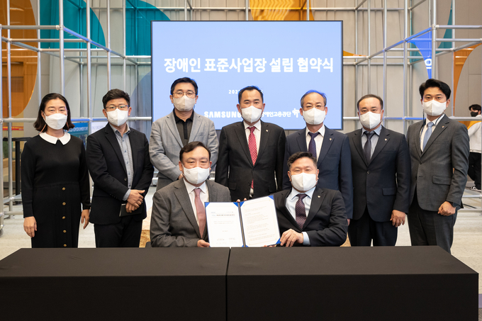 삼성전자는 지난 23일 오후 삼성전자 화성캠퍼스 DSR타워에서 한국장애인고용공단 조향현 이사장, 삼성전자 DS부문 인사팀장 겸 사회공헌단장 최완우 부사장 등이 참석한 가운데 '자회사형 장애인 표준사업장' 설립에 관한 협약을 체결했다. 사진 왼쪽부터 삼성전자 최완우 부사장, 한국장애인고용공단 조향현 이사장.(사진=한국장애인고용공단 제공)