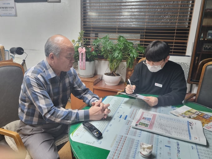 21세기시민연합 이금동 회장을 대상으로 설문조사가 진행되고 있다. (사진=성남시자원봉사센터 제공)