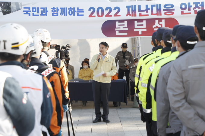 2022 재난대응 안전한국 훈련에서 이동환고양시장이 인사하고 있다.(사진=고양시 제공)