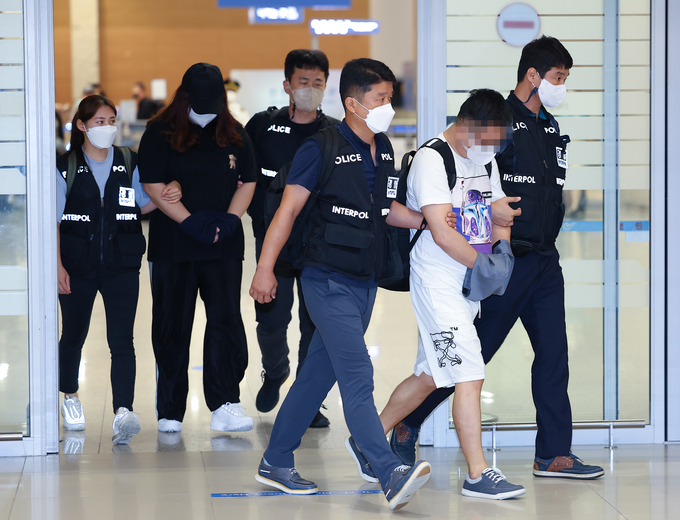  지난 7월 국내 최대 규모의 성매매 알선 ‘밤의 전쟁’ 운영자가 필리핀에서 검거돼 강제송환됐다. (사진=연합뉴스 제공)