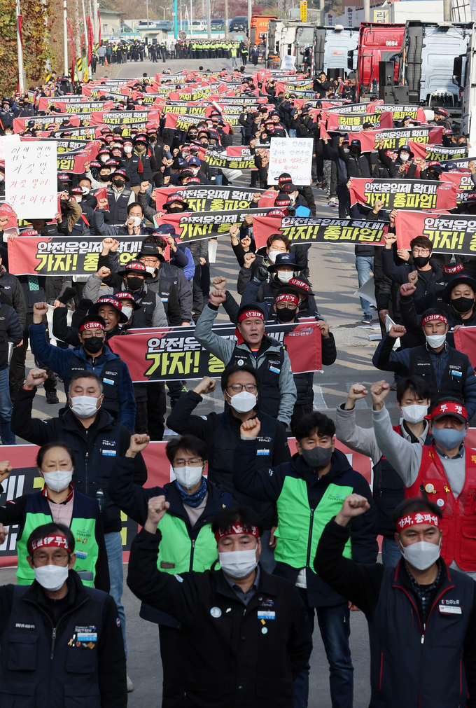24일 오전 경기도 의왕시 내륙컨테이너기지 앞에서 열린 화물연대 서울경기지부 총파업 출정식에서 노조원들이 구호를 외치고 있다. (사진=연합뉴스 제공)
