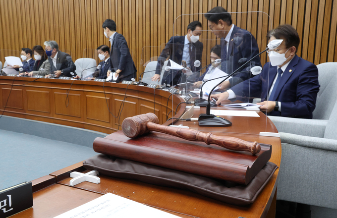 태원 참사 국정조사 더불어민주당 간사로 내정된 김교흥 의원이 24일 국정조사특위 첫회의가 열릴 예정 있던 본청 245호 회의실에서 " 대상기관에서 대검찰청 부분을 어제 양당 원대끼리 합의해서 합의문까지 발표했는데 지금 국민의힘에서 대검찰청을 좀 빼달라 한다. 이게 합의가 안 돼서 오늘 조사특위가 잠시 미뤄질 수밖에 없다"고 보고한 뒤 자리에서 일어나고 있다. (사진=연합뉴스)