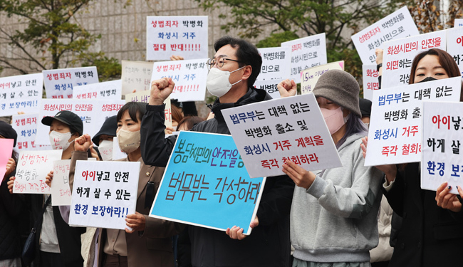  정명근 화성시장(가운데)과 시만들이 연쇄성폭행범 박병화의 퇴거를 요구하고 있다. (사진=연합뉴스 제공)