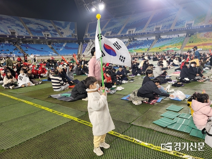  수원 월드컵 경기장에 국가대표 선수들을 응원하기 위한 시민들이 모였다. (사진=이설아 수습기자)