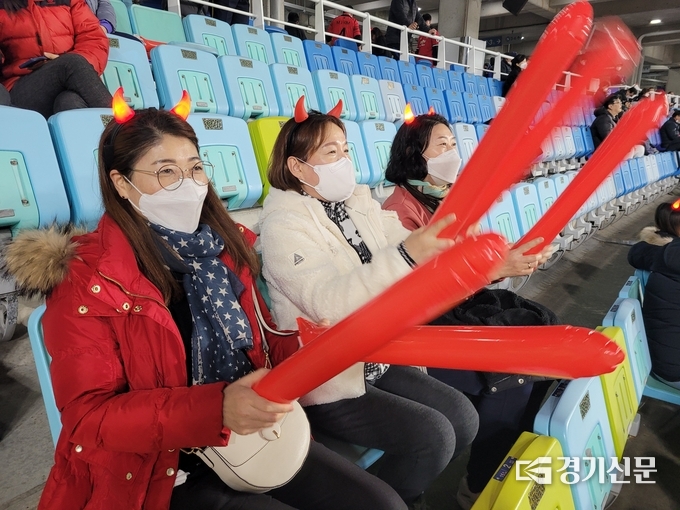  수원 월드컵 경기장에 국가대표 선수들을 응원하기 위한 시민들이 모였다. (사진=이설아 수습기자)