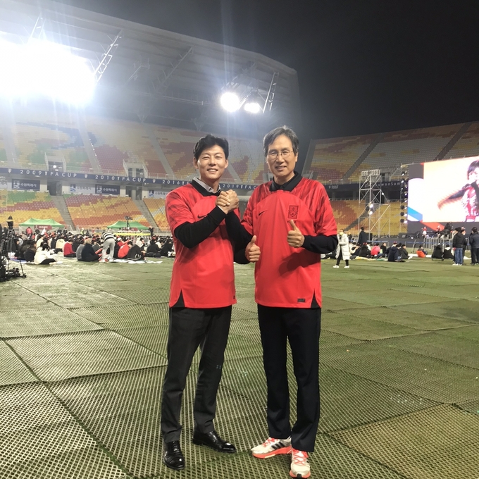 최순호 전 대한축구협회 부회장(오른쪽)이 24일 한국과 우루과이의 2022 카타르 월드컵 조별리그 H조 1차전 응원전이 열린 수원월드컵경기장에서 제36회 경기도체육회장선거에 출마하는 박상현 한신대 교수(전 경기도체육회 사무처장)를 만나 지지를 선언했다. (사진=유창현 기자)