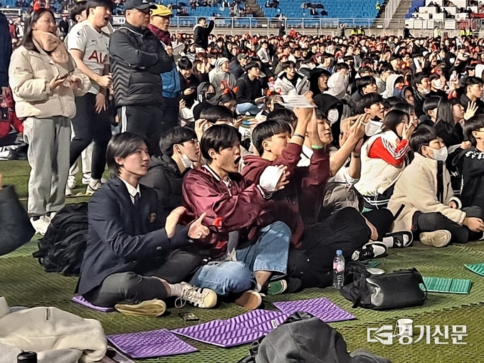  국가대표 선수들의 활약에 수원시민들이 환호성을 질렀다. (사진=박진석 기자)