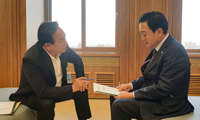 이권재 오산시장이 24일 김선교(국토교통위),구구회의원을 만나 지역 현안 해결 위해 내년도 국비지원 건의하고 있다.(사진=오산시 제공)