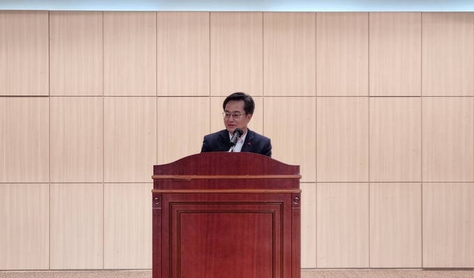김동연 경기도지사가 25일 경기도경제과학진흥원에서 열린 지역 오피니언리더 모임 ‘기우회’에 참석해 발언을 하고 있다. (사진=허수빈 기자)