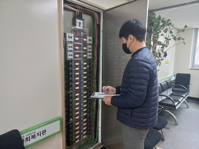 수원지역 사회복지시설 안전 점검을 하는 모습. (사진=수원시 제공)