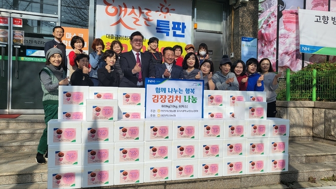 25일 인천축산농협과 주부대학교 총동창회원들이 담근 김치를 미추홀구 주안6동 행정복지센터에 전달했다. ( 사진 = 미추홀구 제공 )