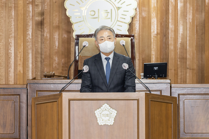 윤환 인천 계양구청장이 25일 계양구의회에서 시정 연설을 하고 있다. ( 사진 = 계양구청 제공 )