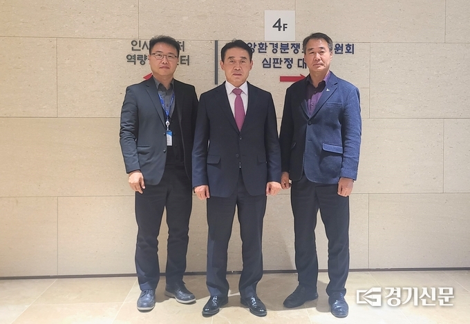 백영현 포천시장이 중앙환경분쟁조정위원회 사무실 앞 복도에서 사진 촬영을 하였다. (사진=포천시 제공)