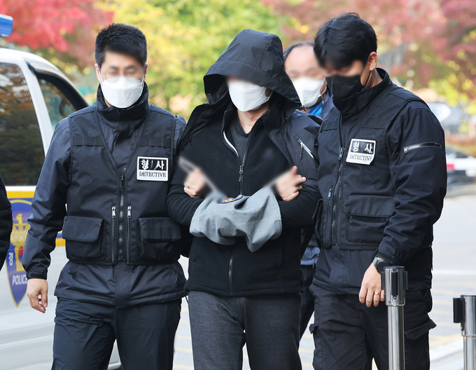  지난달 28일 법원에 들어서는‘광명 세 모자 살해’ 40대 A씨. (사진=연합뉴스 제공)