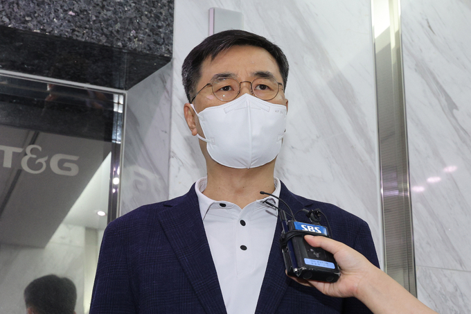 공군 성폭력 피해자 고(故) 이예람 중사 사망 사건의 부실 초동수사 의혹 책임자로 지목된 전익수 공군본부 법무실장이 27일 오후 서울 서대문구 특별검사팀 사무실에 피의자 신분으로 출석해 취재진의 질문에 답하고 있다. (사진=연합뉴스/자료사진)
