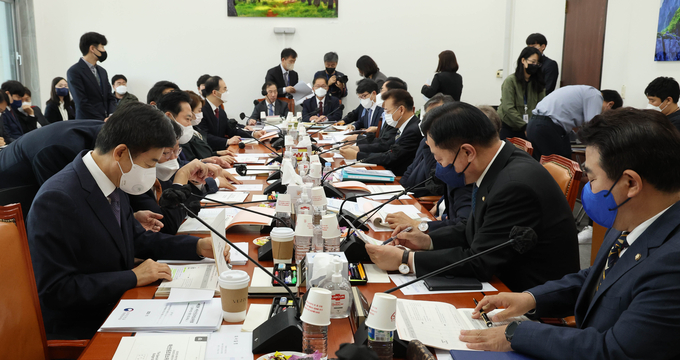  25일 국회에서 열린 예결위 제1차 2023년도예산안등조정소위원회에서 참석 의원들이 예산안 자료를 보고 있다. (사진=연합뉴스)