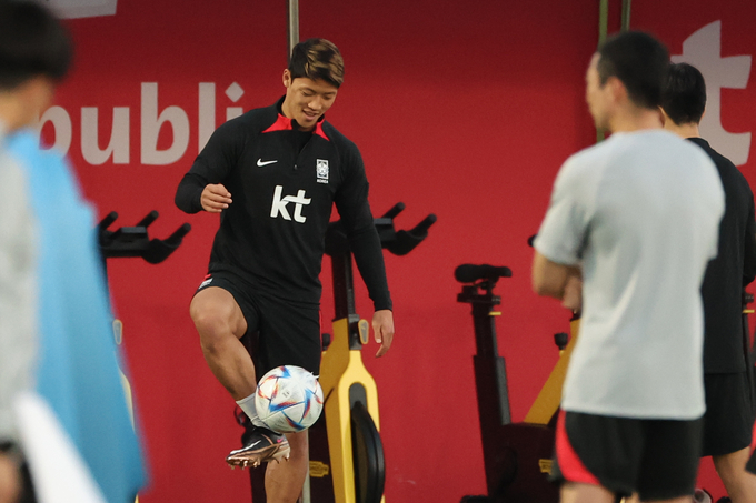  2022 카타르 월드컵 대한민국 축구대표팀의 황희찬이 26일(현지시간) 카타르 도하 알에글라 훈련장에서 가나와의 조별리그 2차전에 대비해 훈련하고 있다. (사진=연합뉴스)