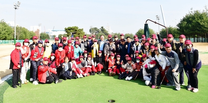 제3회 파주시협회장배 파크골프 대회가 25일 운정파크골프장에서 개최됐다.(사진=파주시 제공)