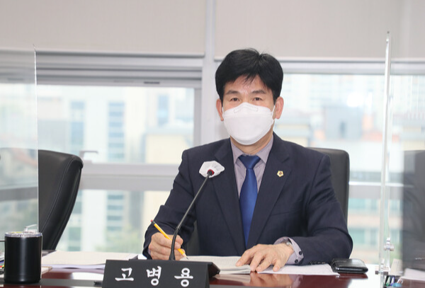 고병용 의원이 상임위에서 대표발의 안건에 대한 설명을 하고 있다. (사진=성남시의회 제공)